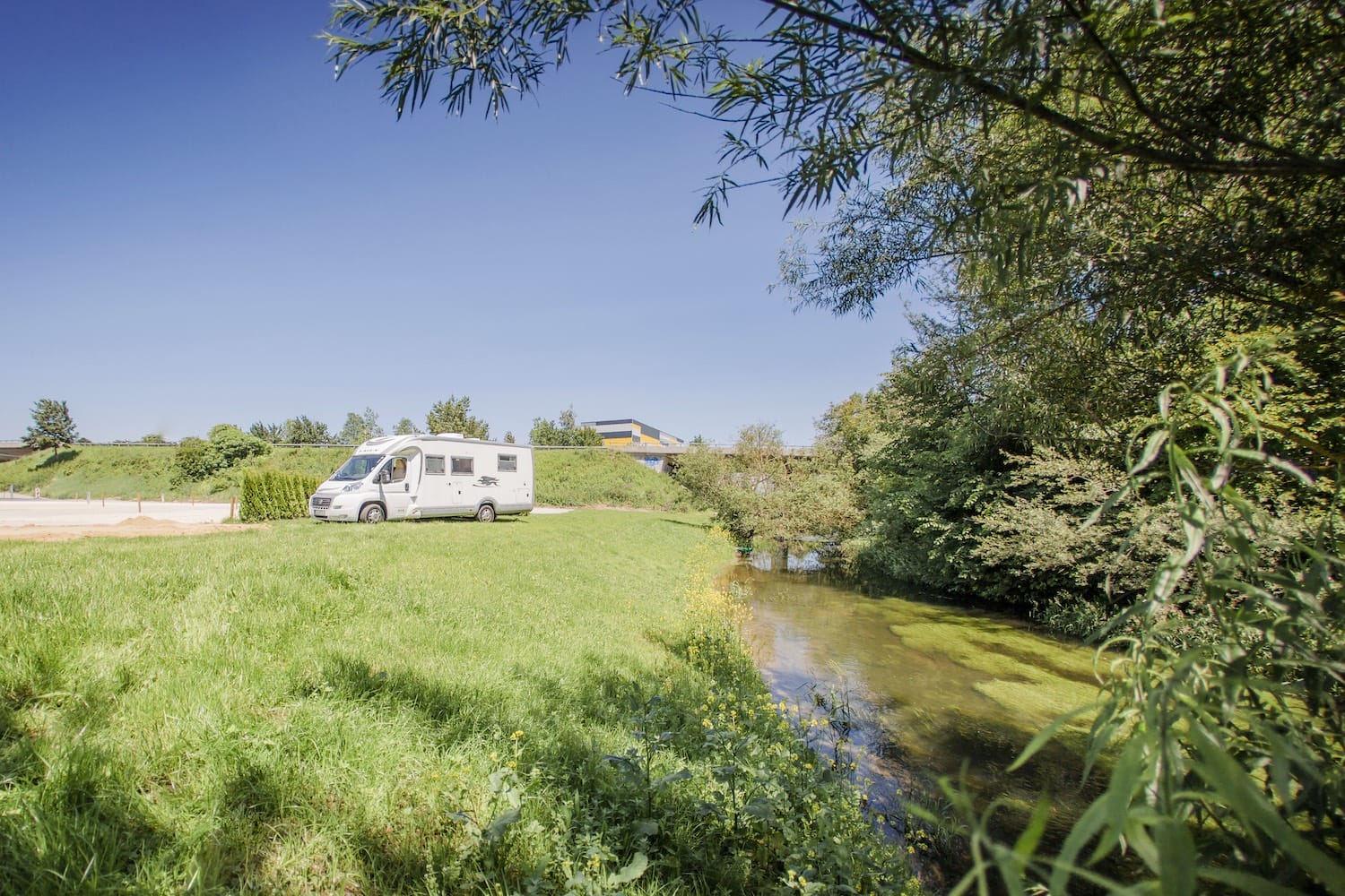 Campingplatz, Wohnmobil, großflächig, im Grünen, Natur, Fluss